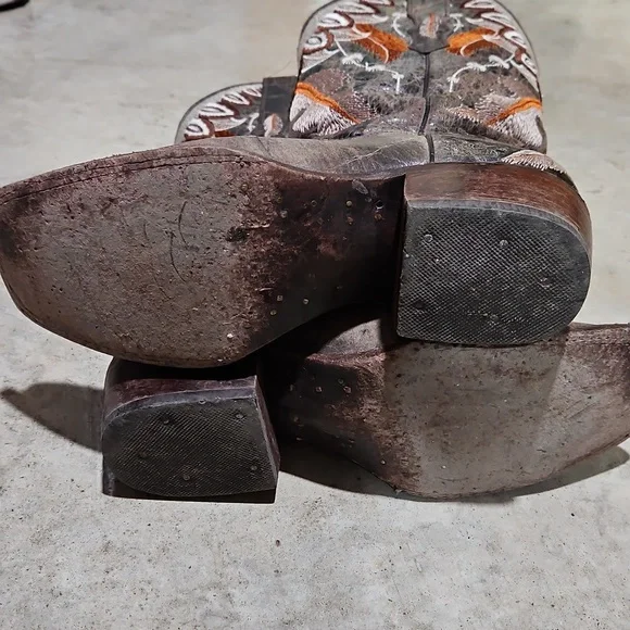 Embroidered Western Cowboy Boots - Picture 4 of 7